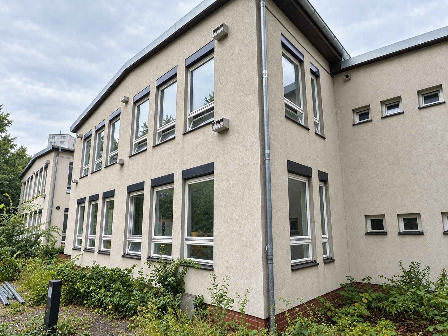 Sonnen-Grundschule Berlin: Akustikdecken im Trockenbau fertig