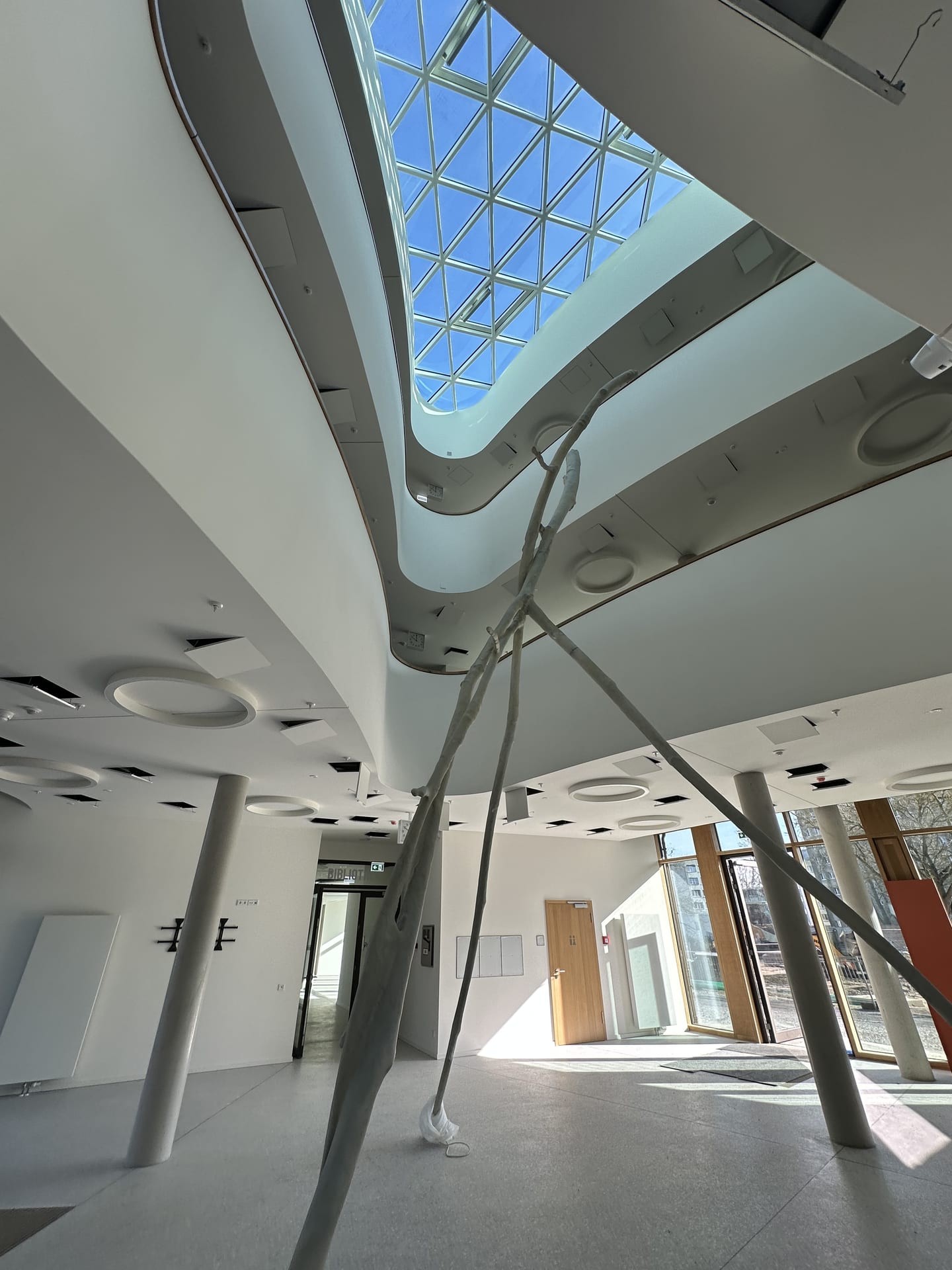 Garagenbeschichtung OS 11 / OS 8 – Neubau K12 BfS, Berlin — Atrium mit Oberlicht